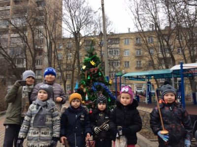 Нет снега — не беда! Юные жители Сокольников уже нарядили елку!
