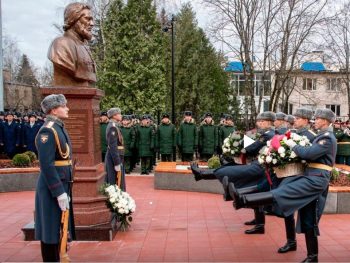 Памятник священнику, возродившему храм