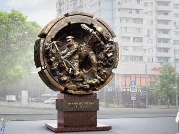 Вместо прежних лип — памятник метростроевцам